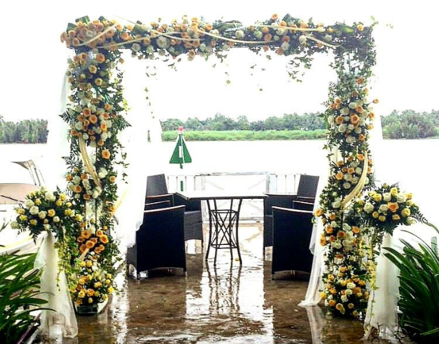 yellow and white rose wedding alter