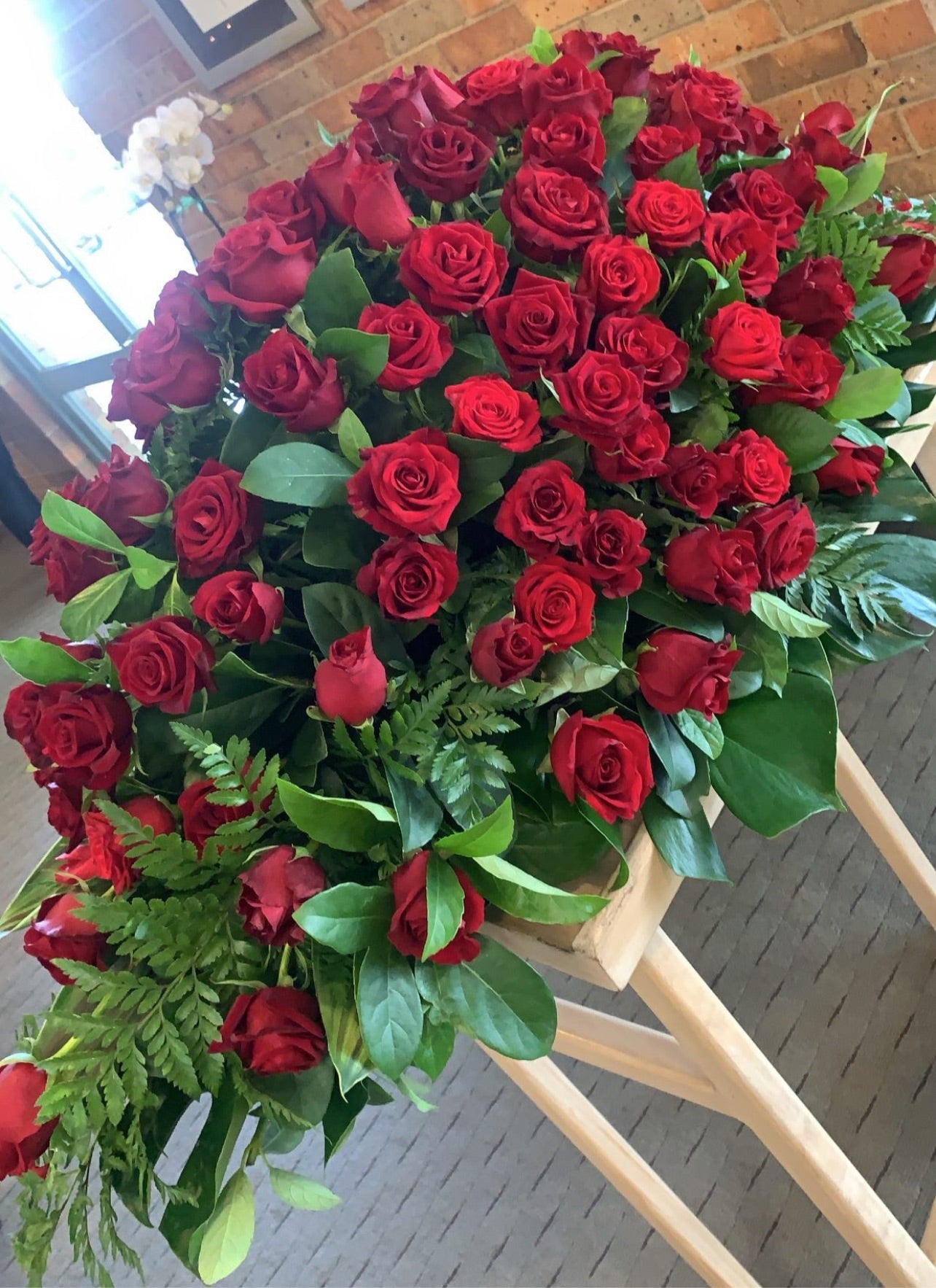 FU0019 - Floral tribute Red Roses