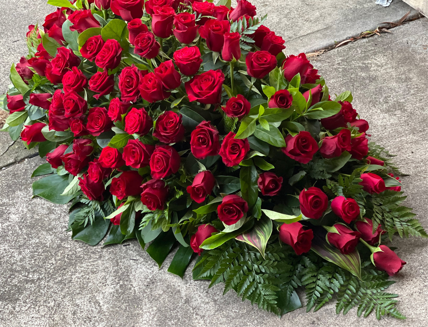 FU0019 - Floral tribute Red Roses